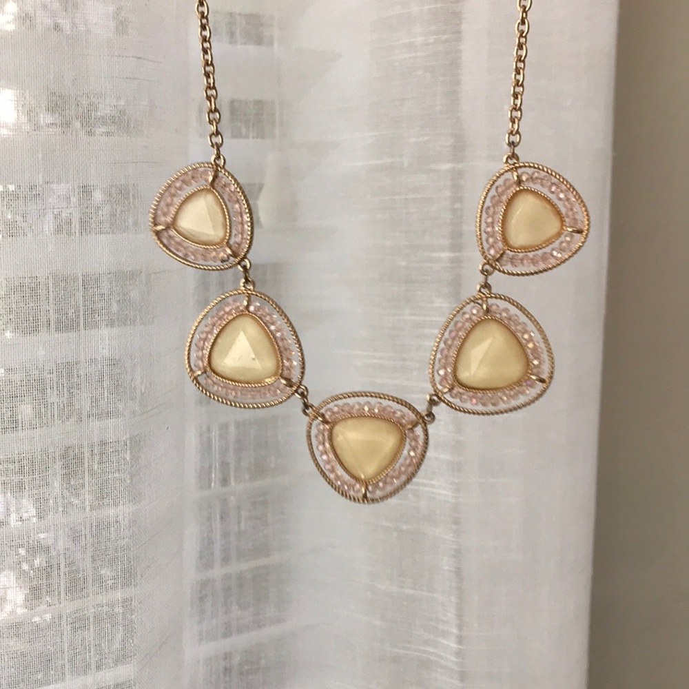 Statement necklace in pink gold